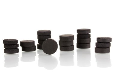 aktif karbon tabletleri üzerinde beyaz izole içinde