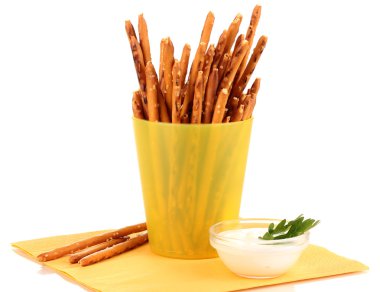 Sarı plastik kap üzerinde beyaz izole lezzetli çıtır sopa