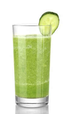 yeşil sebze suyu üzerinde beyaz izole