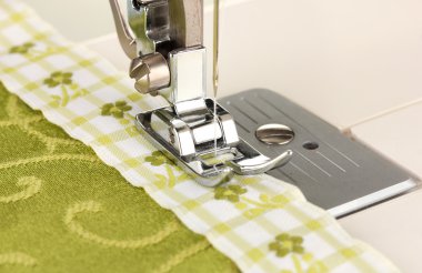 dikiş makinesi çalışma bölümü yeşil bezle closeup