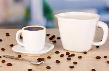 bir fincan sert kahve ve krem Oda zemin üzerine ahşap tablo