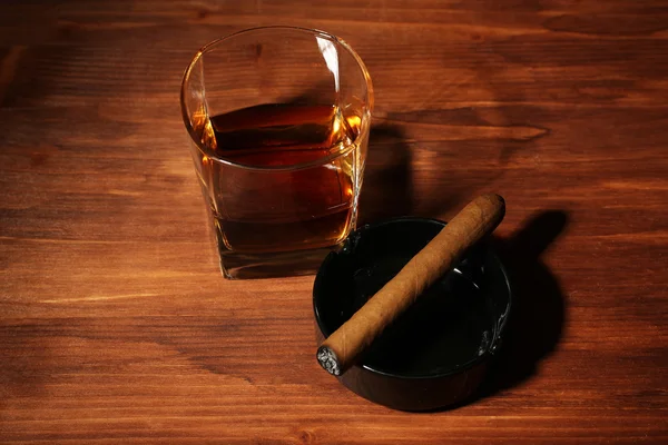 Dois copos de uísque e charuto na mesa de madeira — Fotografia de Stock