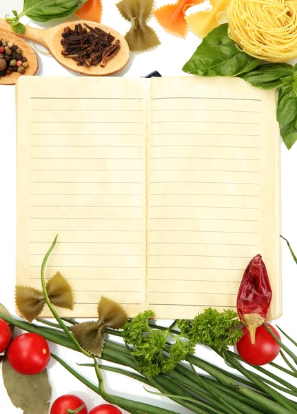 Libro de recetas, verduras y especias, aislado en blanco — Foto de Stock