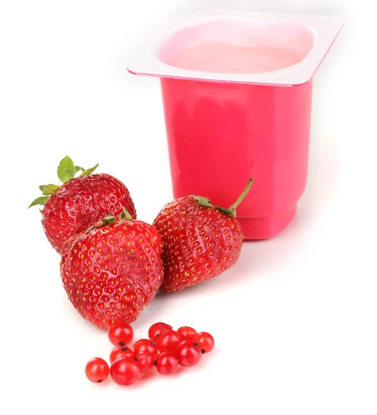 Йогурт з полуницею і червоною смородиною ізольовані на білому — стокове фото