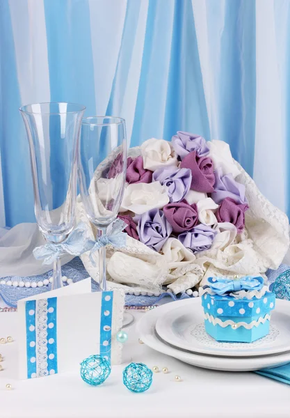 Servir fabulosa mesa de boda en color azul sobre fondo de tela azul y blanco — Foto de Stock