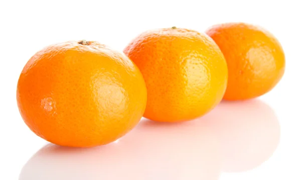 Reife Mandarinen isoliert auf weiß — Stockfoto