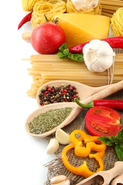Makaron spaghetti, warzywa i przyprawy, na białym tle — Zdjęcie stockowe
