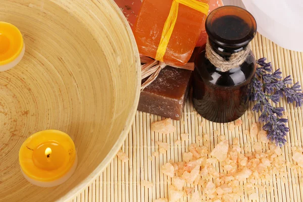 Garrafa com óleos aromáticos com acessórios para relaxamento close-up em mesa de madeira sobre fundo de madeira — Fotografia de Stock