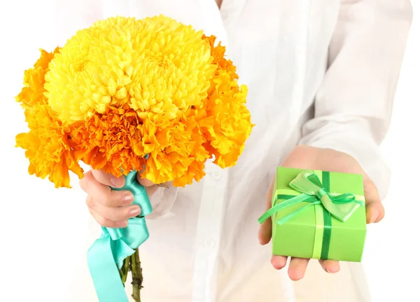 女人拥有一盒有一份礼物和鲜花上白色背景特写 — 图库照片