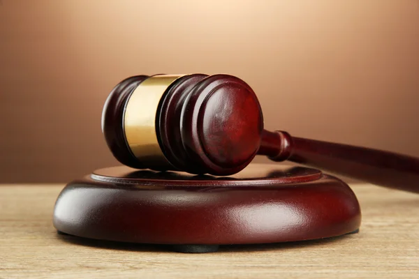 Holzgabel auf Holztisch, auf braunem Hintergrund — Stockfoto