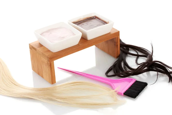 Tintura per capelli in ciotole e pennello per la colorazione dei capelli, su sfondo bianco primo piano — Foto Stock