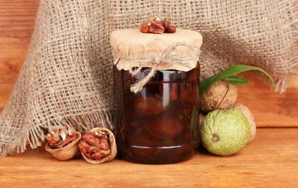 Jam-jar van walnoten op een houten achtergrond — Stockfoto