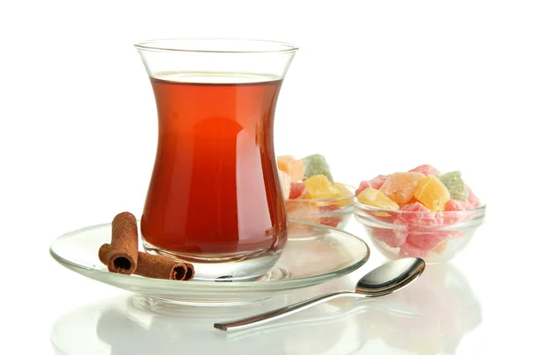 Copo de chá turco e rahat Delight, isolado em branco — Fotografia de Stock