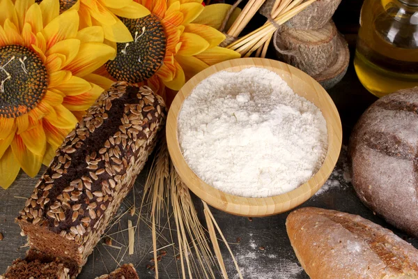 Roggebrood op houten tafel op houten achtergrond close-up — Stockfoto