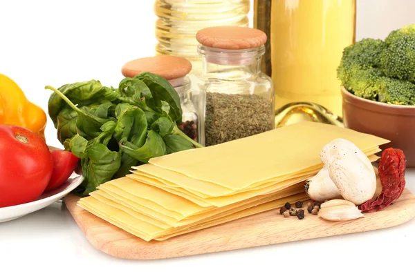 Lasagne wegetariańskie składników na białym tle — Zdjęcie stockowe