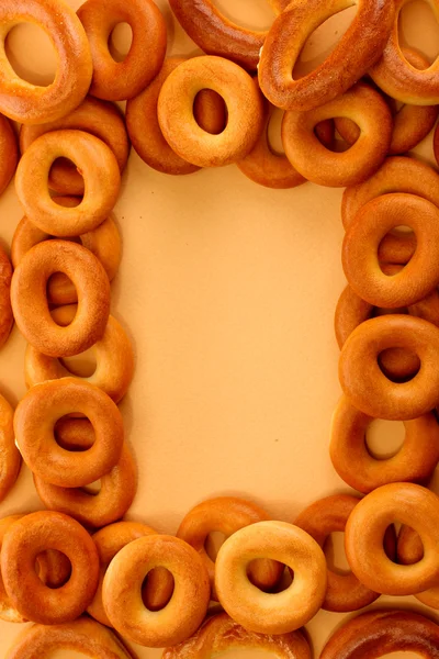 Smakelijke bagels, op beige achtergrond — Stockfoto