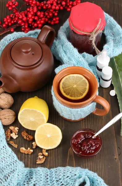 Tè utile con marmellata per immunità su tavolo di legno primo piano — Foto Stock