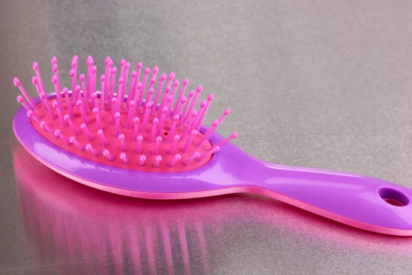 Brosse à cheveux pourpre sur fond métallique — Photo