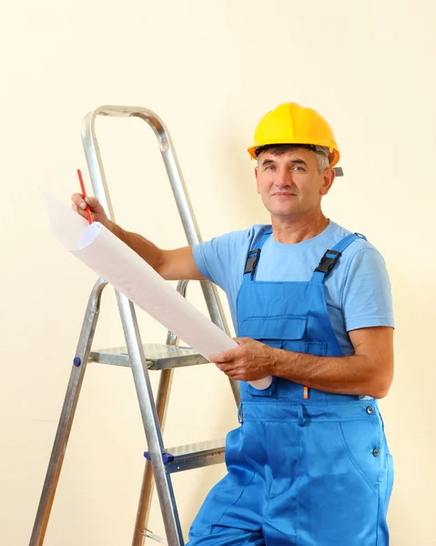 Arquiteto estudando projeto de construção — Fotografia de Stock