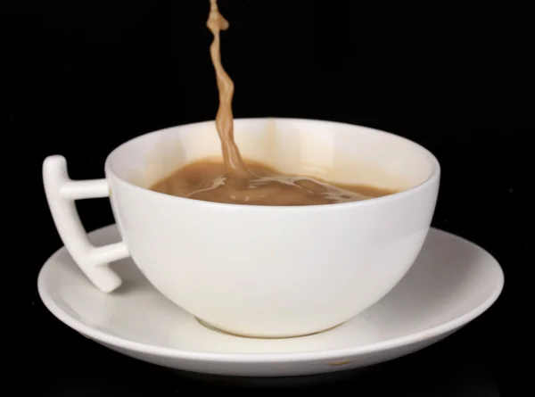 Spritzer Kaffee in Tasse isoliert auf schwarz — Stockfoto