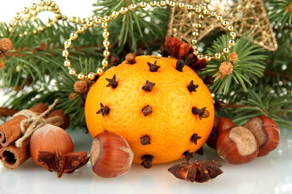 Рождественская композиция с апельсинами и елкой, выделенная на белом — стоковое фото