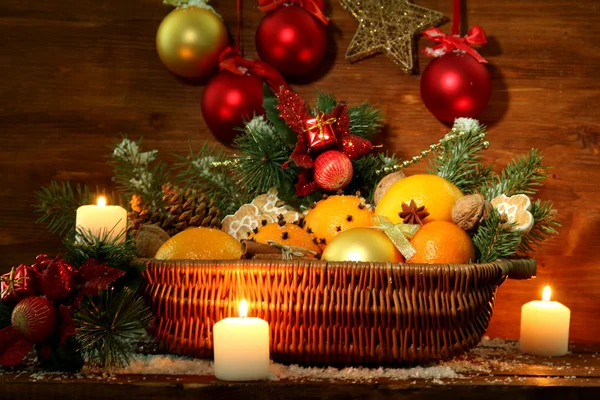 Composition de Noël dans le panier avec oranges et sapin, sur fond en bois — Photo