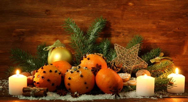 Composición navideña con naranjas y abeto, sobre fondo de madera — Foto de Stock