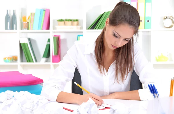 Mujer de negocios reflexiva con documentos en la oficina — Foto de Stock