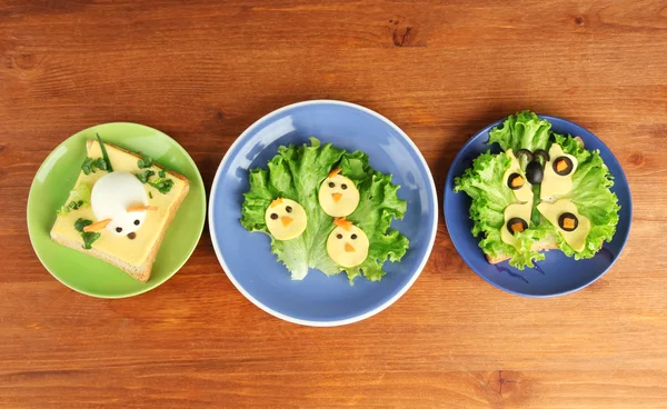 Comida divertida para niños sobre fondo de madera —  Fotos de Stock