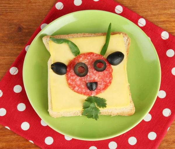 Comida divertida para niños sobre fondo de madera — Foto de Stock