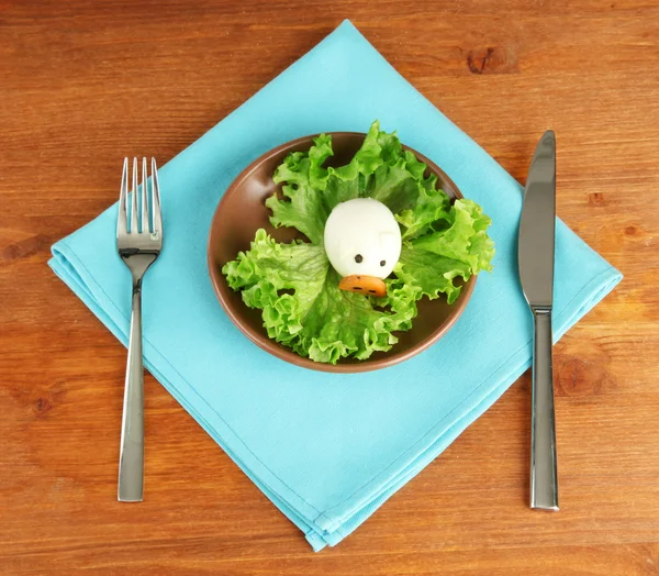 Comida divertida para crianças no fundo de madeira — Fotografia de Stock