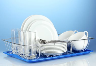 mavi arka plan üzerinde durmak üstünde temiz yemekler