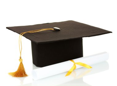 grad şapka ve beyaz izole diploma