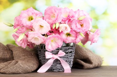 eustoma buket hasır vazoda yeşil zemin üzerine ahşap tablo