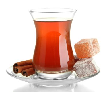 cam üzerine beyaz izole, Türk çayı ve rahat lokum