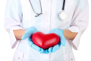 elinde kalp ile doktor. beyaz izole