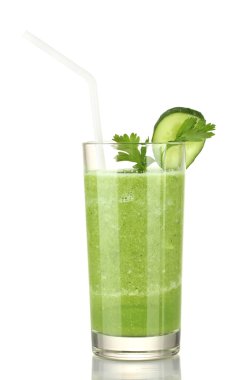 yeşil sebze suyu üzerinde beyaz izole