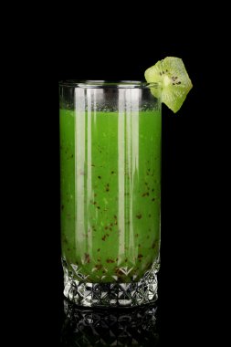 yeşil sebze suyu üzerine siyah izole