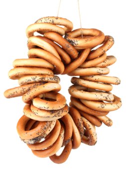 Lezzetli simitler ipte, beyaz üzerinde izole edilmiş