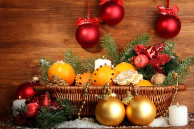 sepet portakal ve çam ağacı, ahşap zemin ve Noel kompozisyon