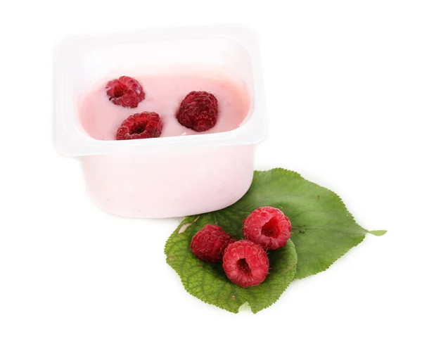 与孤立在白色的树莓酸奶 — 图库照片