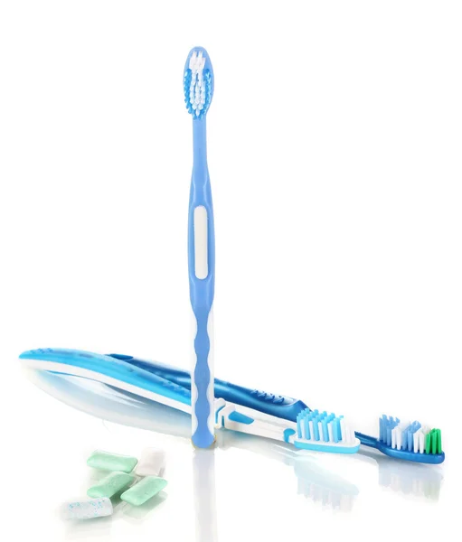 Cepillos de dientes y goma de mascar aislados en blanco — Foto de Stock