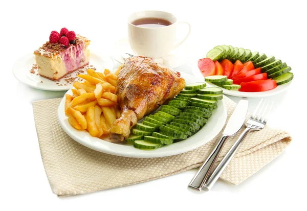 Смажена куряча котлета з вареною картоплею та овочами, чашка чаю та десерту, ізольована на білому — стокове фото