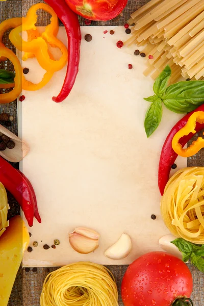 Papier pour recettes, spaghettis aux légumes et épices, sur fond de sac — Photo