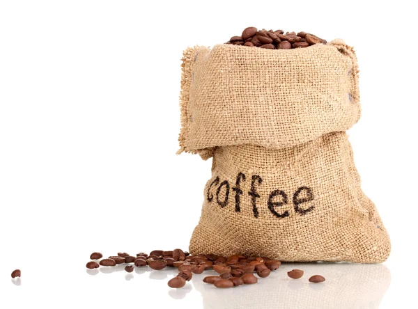 Kaffebönor i påse isolerad på vitt — Stockfoto