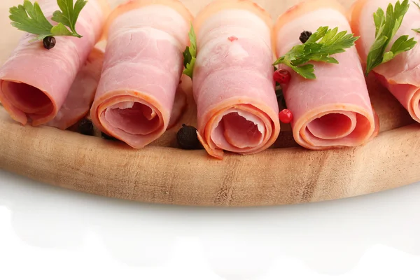 Sabroso tocino con especias en tabla de cortar de madera, aislado en blanco — Foto de Stock