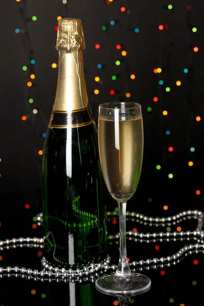 Feestelijke champagne met wijnglas op Kerstmis licht achtergrond — Stockfoto