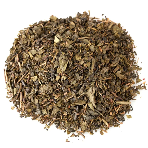 Aromatyczne zielonej herbaty suchego, na białym tle — Zdjęcie stockowe