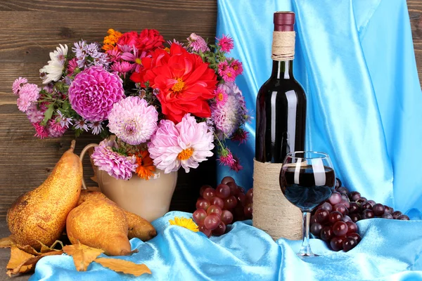 Prachtige herfst stilleven met fruit en wijn — Stockfoto