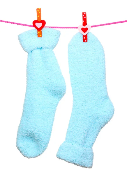 Paar blaue Socken, die an einem Seil hängen, isoliert auf weiß — Stockfoto